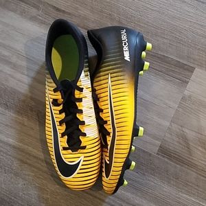 Nike Size 10.5 Mens Soccer Cleats w/shin guards